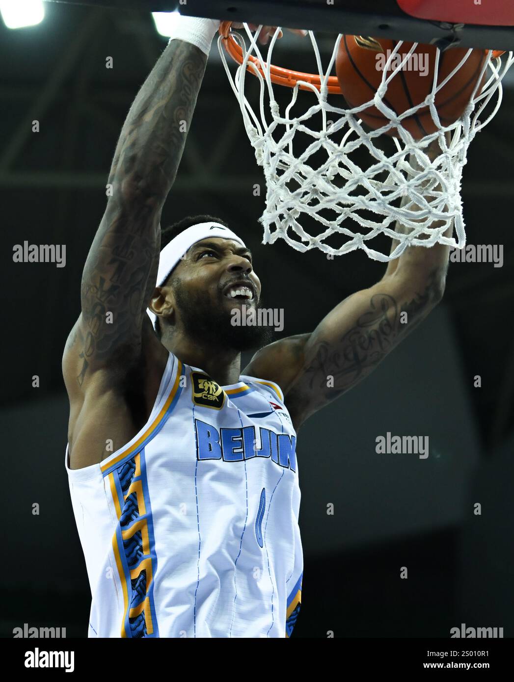 Tianjin, Cina. 23 dicembre 2024. Richard Solomon dei Beijing Ducks si è addormentato durante una partita tra i Beijing Ducks e i Tianjin Pioneers alla stagione 2024-2025 della Chinese Basketball Association (CBA) League a Tianjin, Cina, 23 dicembre 2024. Crediti: Sun Fanyue/Xinhua/Alamy Live News Foto Stock