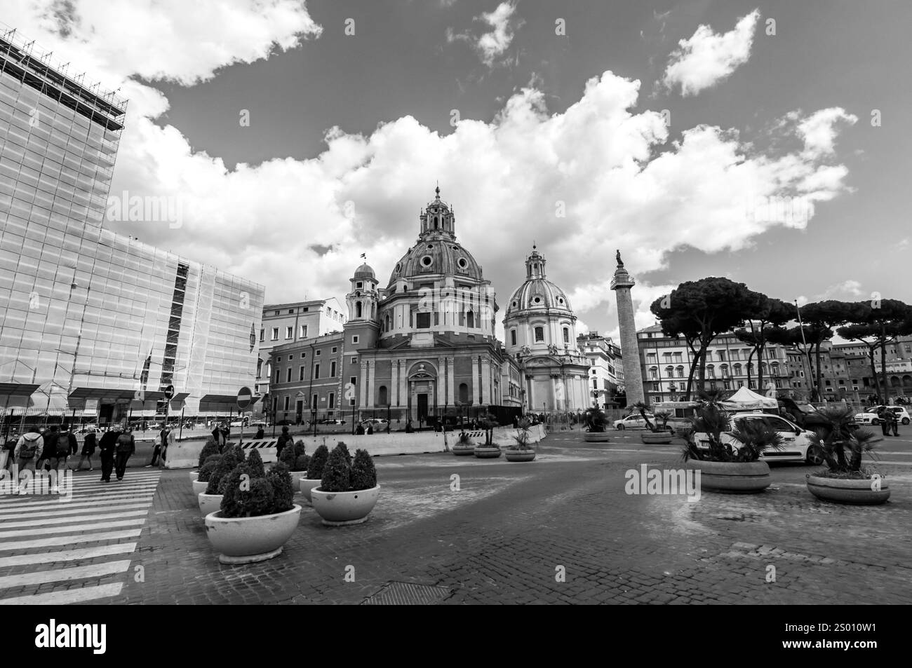 Roma, Italia - 5 aprile 2019: Vista delle chiese di Santa Maria di Loreto e della Chiesa del Santissimo nome di Maria al foro Traiano in Piazza Venezia. Foto Stock