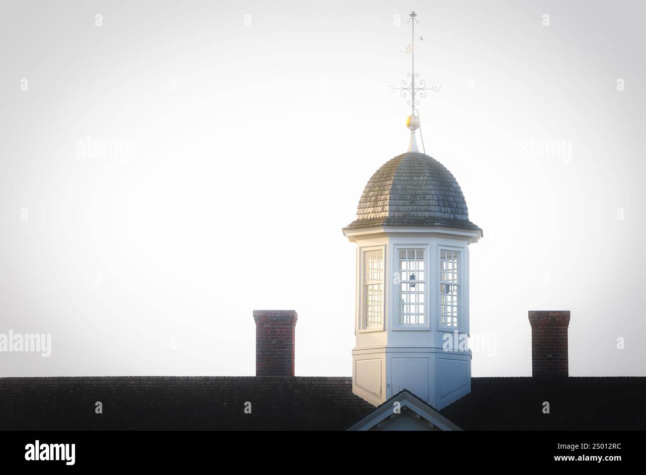 La cupola del Public Hospital, o Eastern Lunatic Asylum, fu aperta nel 1773, come si vede attraverso la nebbia vicino al quartiere storico coloniale di Williamsb Foto Stock