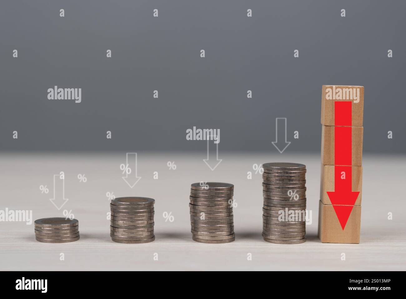 Pile di monete in diminuzione di altezza con segni percentuali e frecce, che indicano un declino finanziario. recessione economica, rischio di mercato o los di investimento Foto Stock