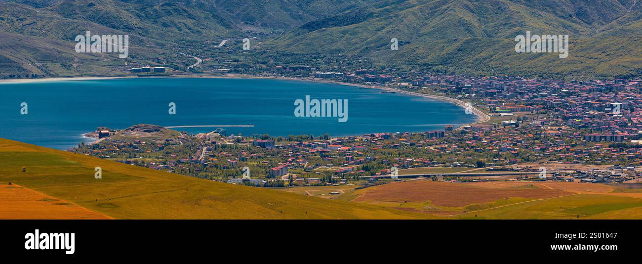 Vista sul Lago Van e la città di Tatvan, nella provincia di Bitlis, Turchia Foto Stock