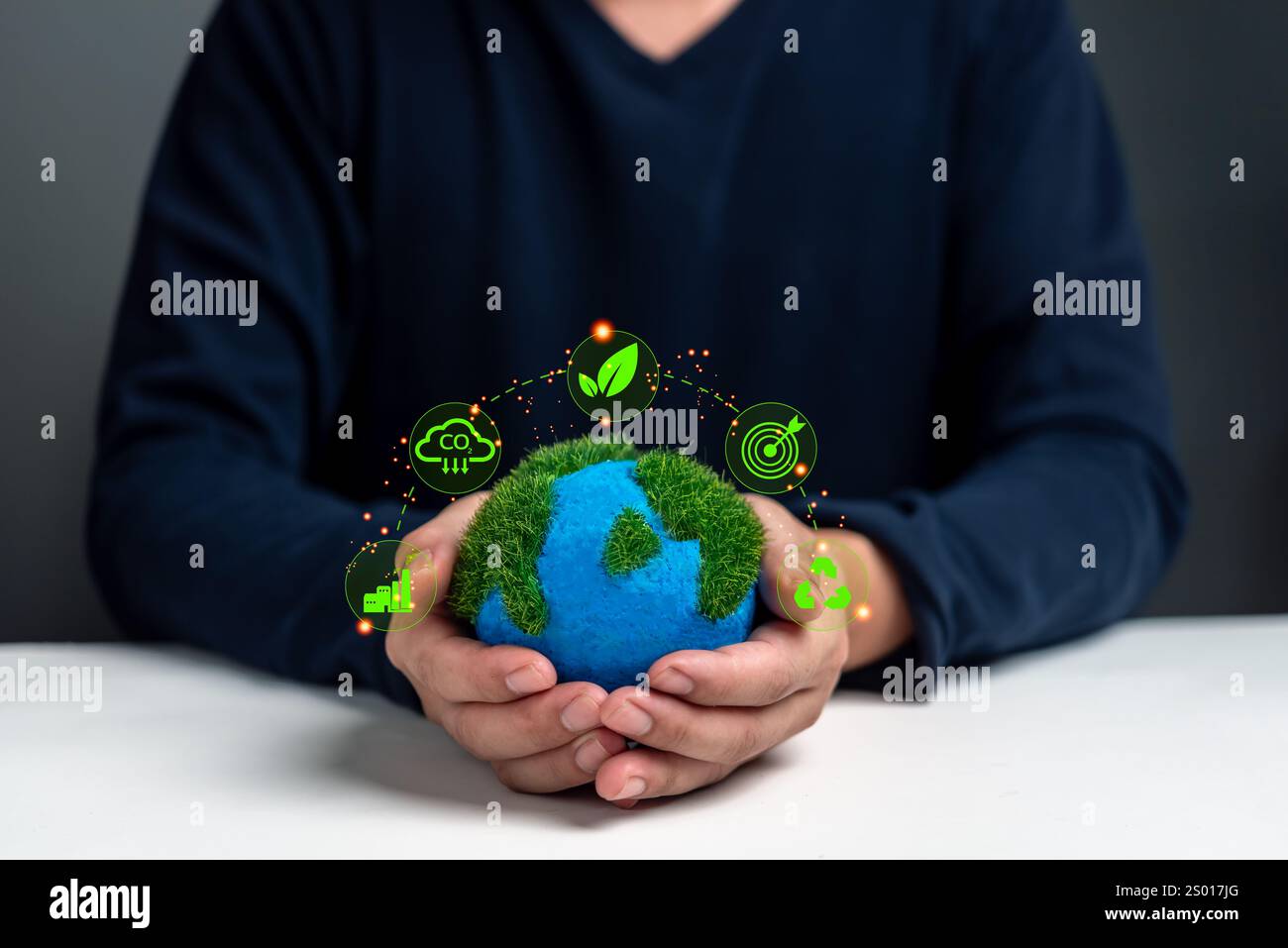Terra tenuta in mano con icone ecologiche, simbolo della responsabilità ambientale, della sostenibilità e delle iniziative ecologiche. Adatto per marchi eco-compatibili Foto Stock