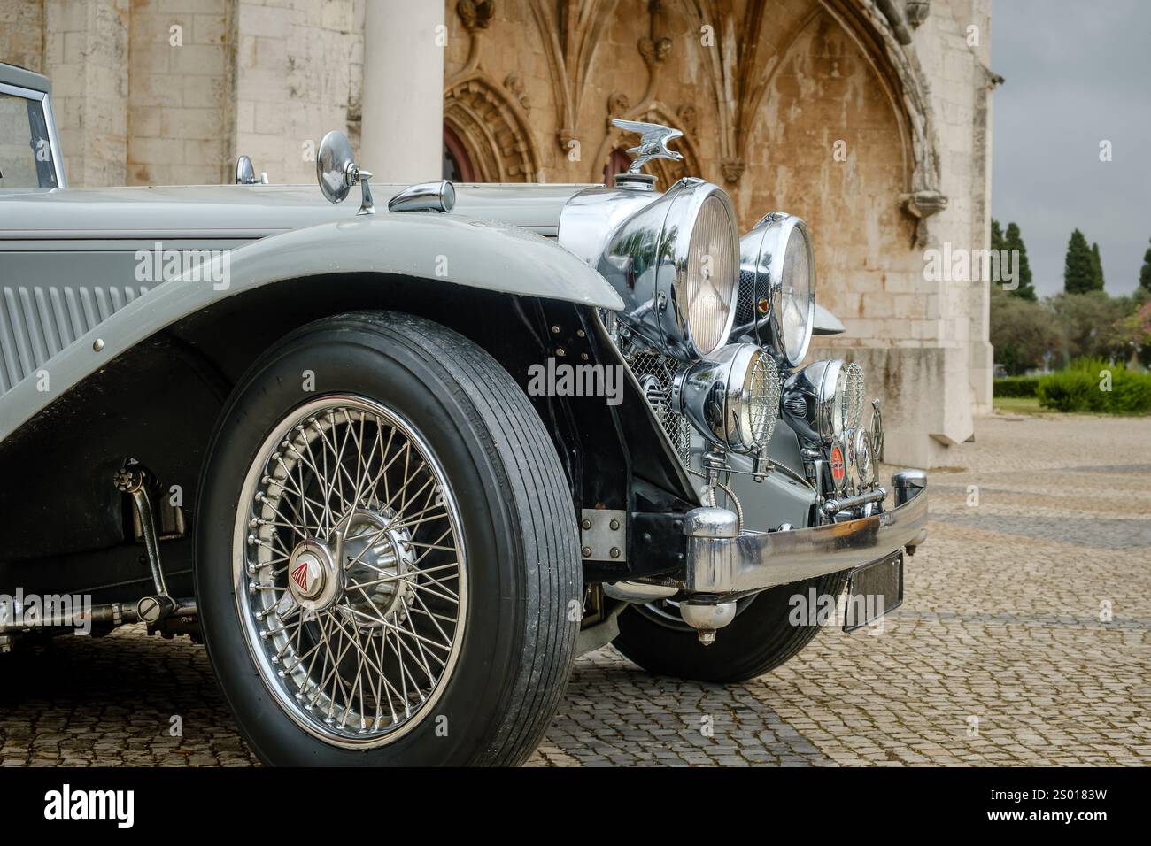 Lisbona, Portogallo - 15 ottobre 2023: Vista laterale di Alvis Speed 20 drophead coupé parcheggiata nel vialetto vicino all'edificio storico. Auto di classe turistica a 2 porte di medie dimensioni, anni '1930, di Alvis Car and Engineering Company, Gran Bretagna, Regno Unito. Foto Stock
