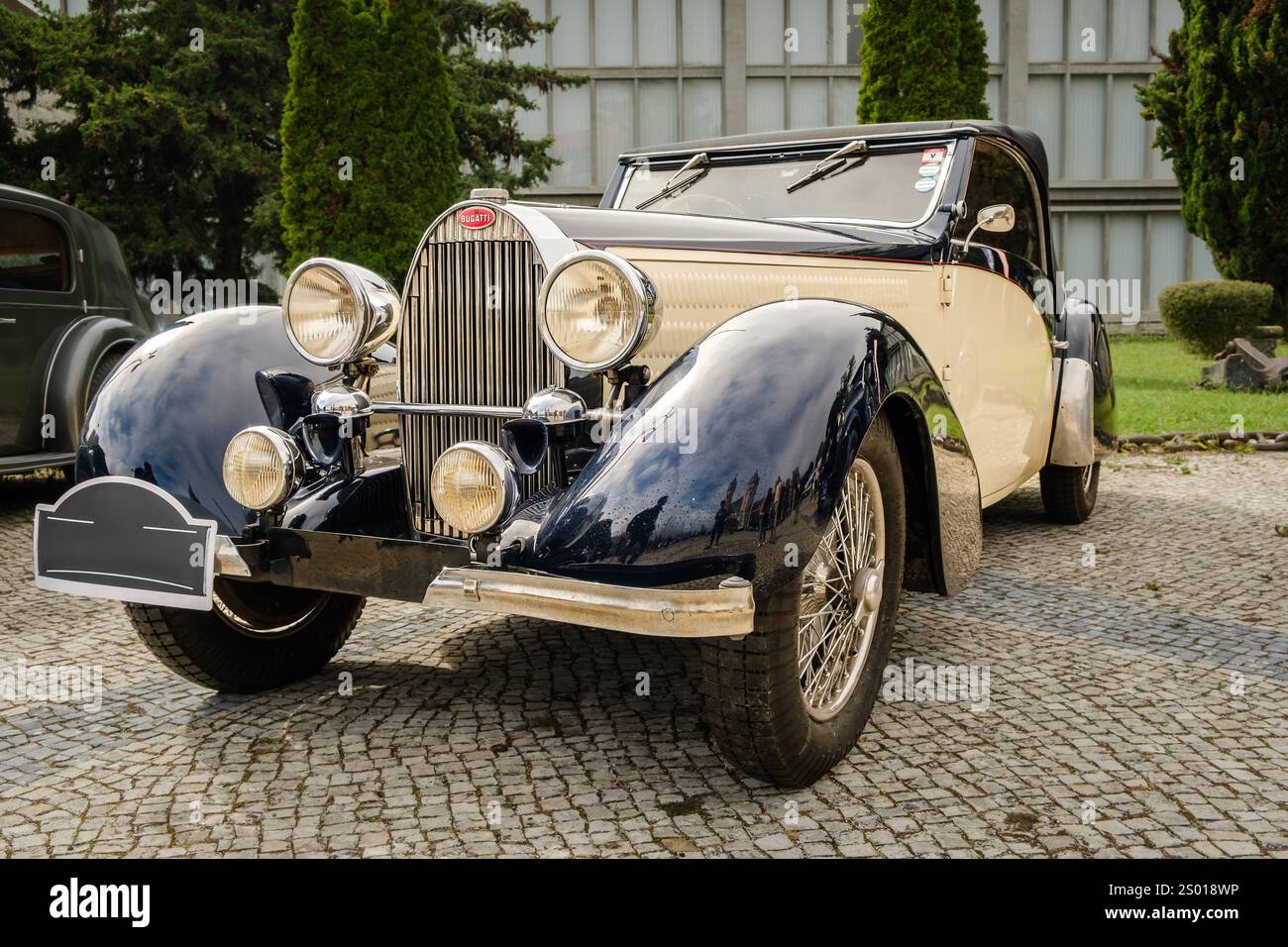 Lisbona, Portogallo - 15 ottobre 2023: Originale vettura Bugatti Type 57 a due tonalità, blu scuro e cremosa, su un vialetto di ciottoli. Grand Tourer 2 posti auto o roadster, anni '1930, di Bugatti, Francia. Faro grande, griglia del radiatore, parafanghi. Foto Stock