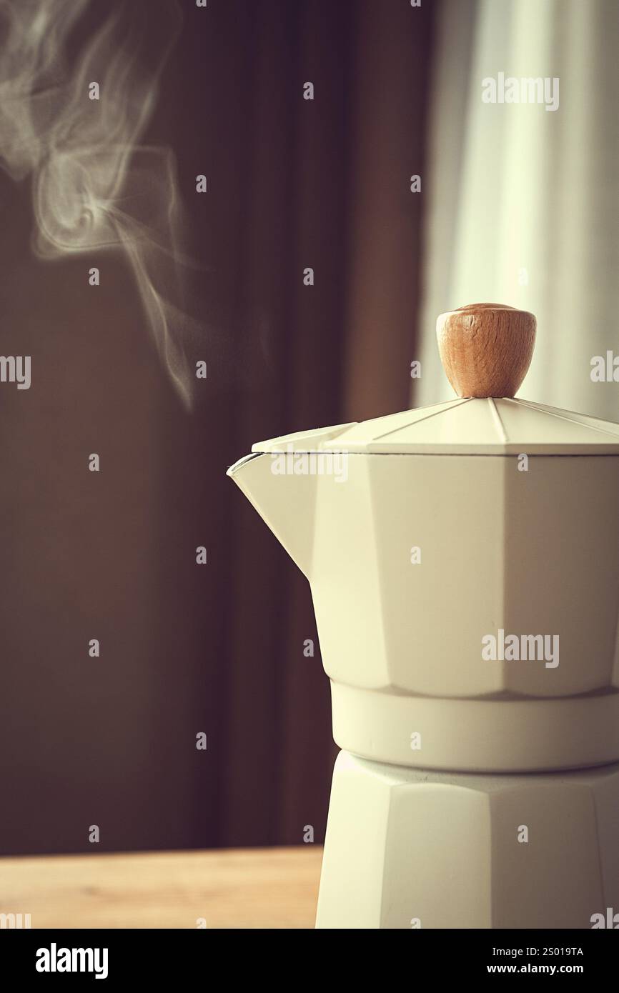 Macchina per il caffè geyser, beige, primo piano, bollitura, vapore dal beccuccio, mattina, colazione, nessuno Foto Stock