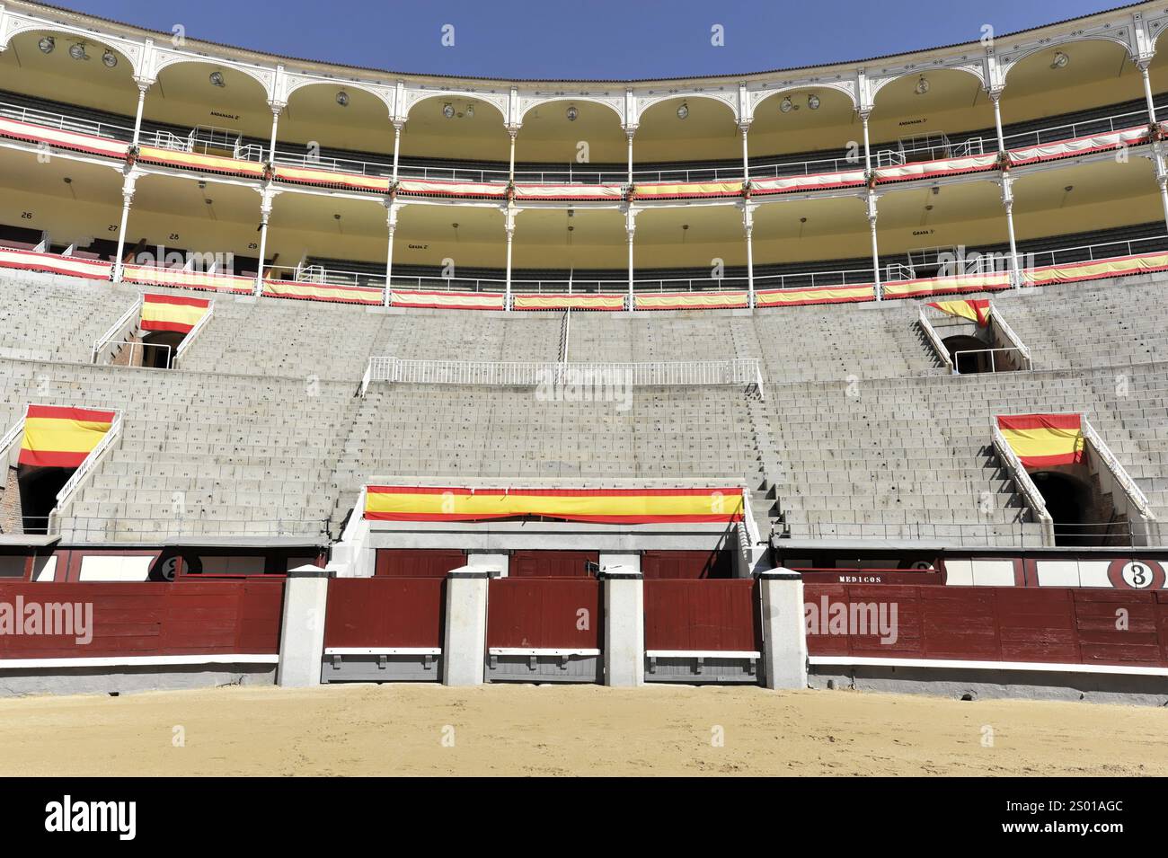 Madrid, Spagna, Europa, Vista centrale delle bancarelle vuote di un'arena con bandiere appese, Las Ventas Bullring, Plaza de Toros Las Ventas, Europa Foto Stock