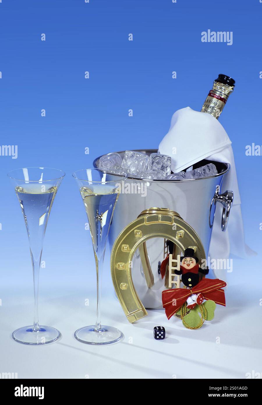 Decorazione per Capodanno, felice anno nuovo, portafortuna, champagne, secchiello di champagne, vino frizzante, ferro di cavallo, camino, quadrifoglio, happy New Y Foto Stock