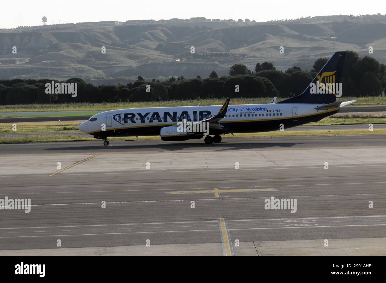 Madrid, Spagna, Europa, Un aereo Ryanair si erge sulla pista con procedure di decollo preparate, Europa Foto Stock