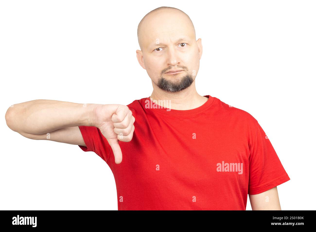 Un uomo che indossa una T-shirt rossa indossa un gesto con il pollice abbassato, esprimendo disapprovazione o insoddisfazione. Foto Stock