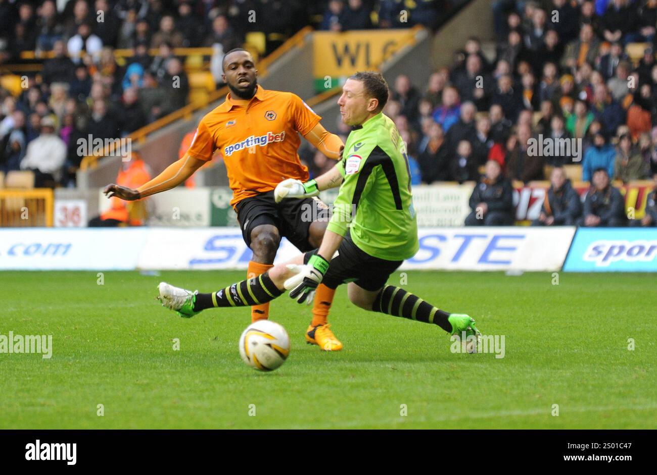 Sylvan Ebanks-Blake dei Wolverhampton Wanderers batte Paddy Kenny del Leeds United solo per vedere escluso il suo obiettivo. Football -nPower Football League Championship - Wolverhampton Wanderers contro Leeds Foto Stock