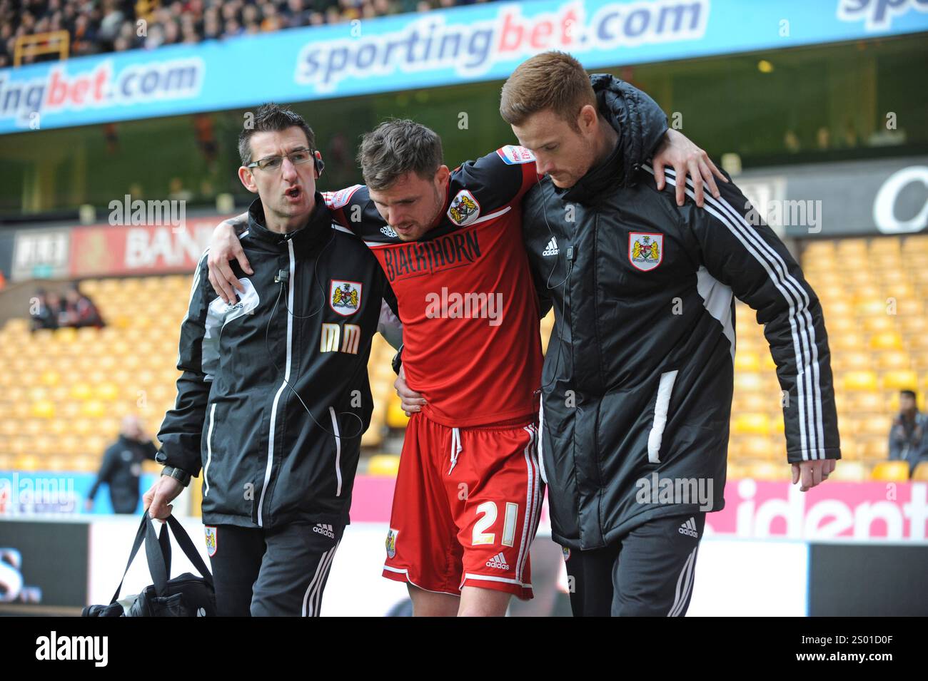 Paul Anderson di Bristol City viene aiutato dopo essere stato ferito. Football -nPower Football League Championship - Wolverhampton Wanderers contro Bristol City Foto Stock