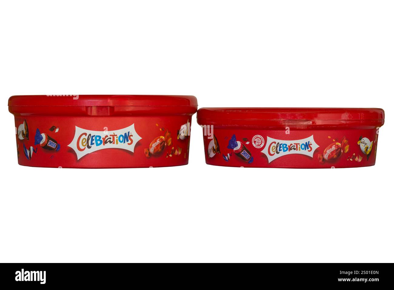 Tubs of Celebrations cioccolatini dolci che mostravano un restringimento della vasca più piccolo nel 2024 isolato su sfondo bianco - ora 550 g era 650 g. Foto Stock