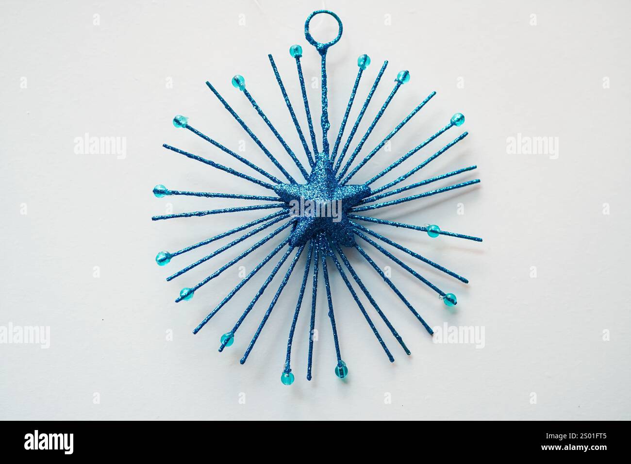 Scintillante ornamento natalizio con stella blu Foto Stock