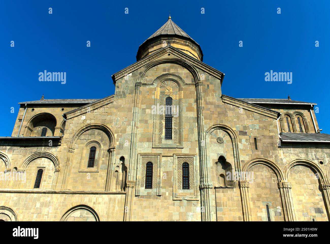 Cattedrale di Svetitskhoveli, facciata sud con archi ciechi e cornici di finestre ornate, sito patrimonio dell'umanità dell'UNESCO Mtskheta, Georgia Foto Stock
