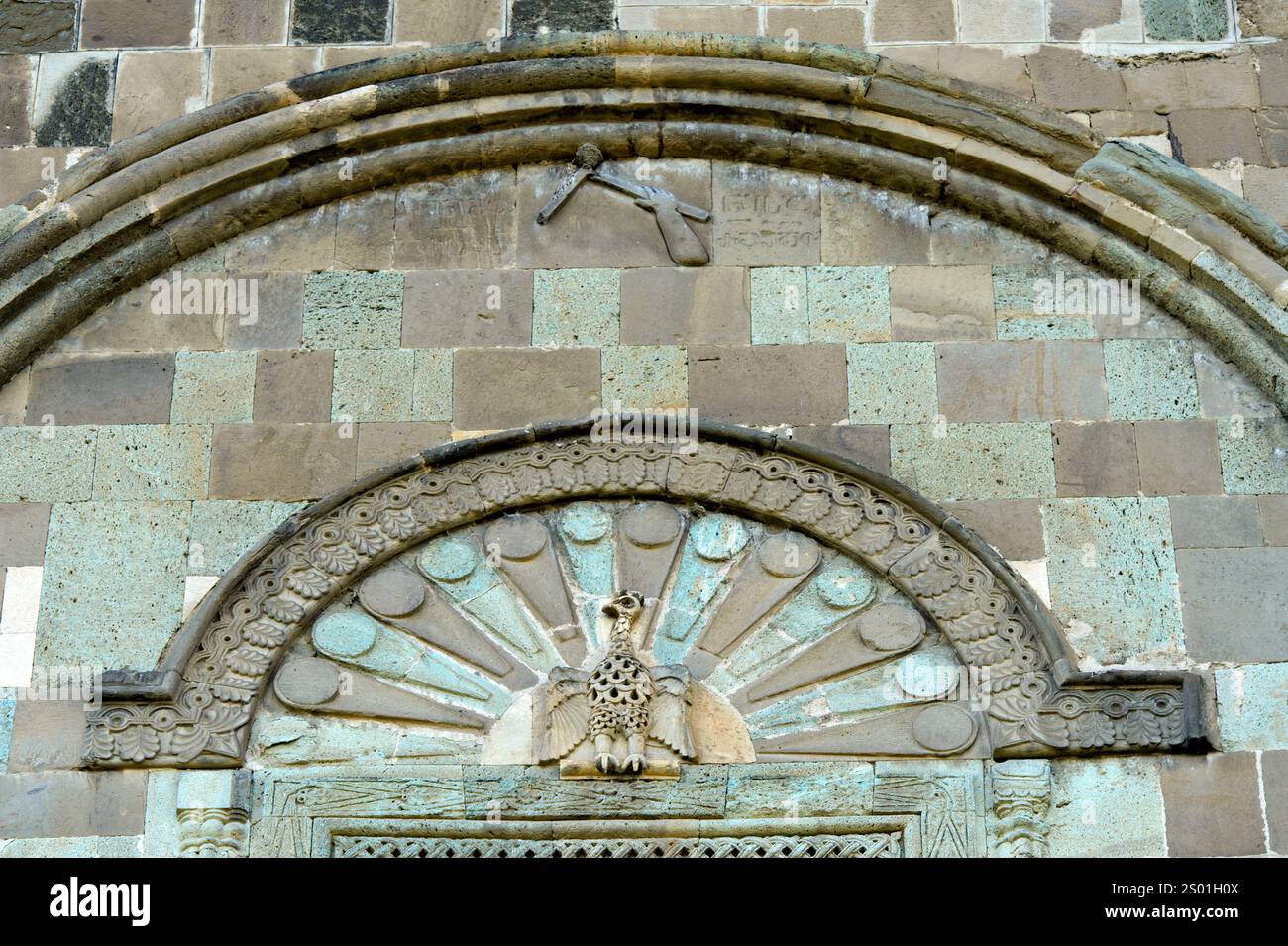 Cattedrale di Svetitskhoveli, decorazione scultorea della facciata nord con la rappresentazione simbolica della mano dell'architetto, Mtskheta, Georgia Foto Stock