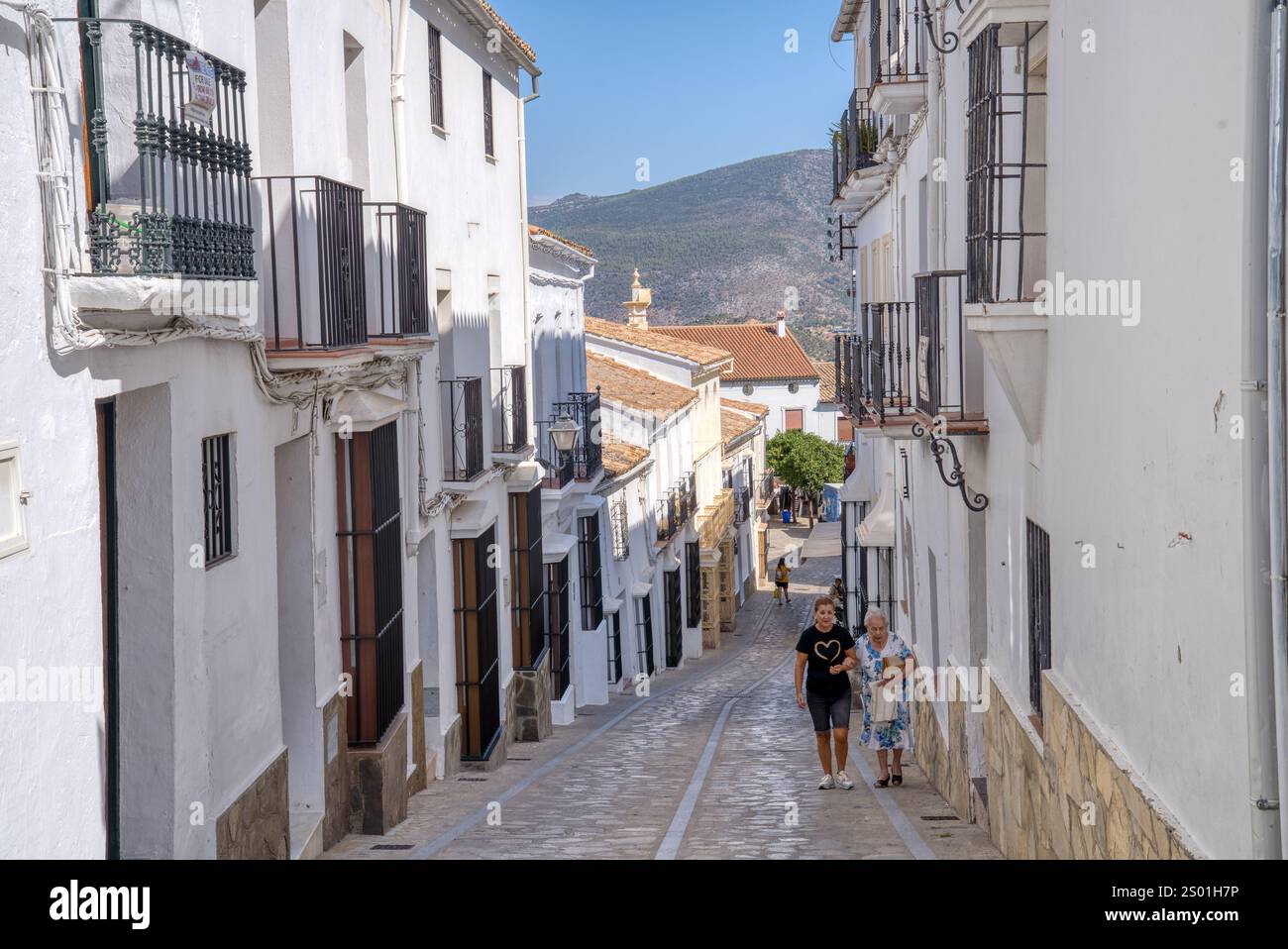 Zahara de la Sierra, Spagna - 2 settembre 2023: Zahara de la Sierra è uno dei tanti antichi villaggi bianchi storici nella provincia di Cadice nel e. Foto Stock