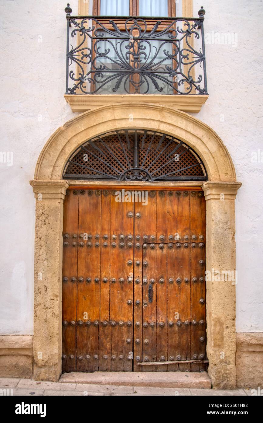 Vecchia porta medievale in legno su un edificio in pietra in Spagna Foto Stock