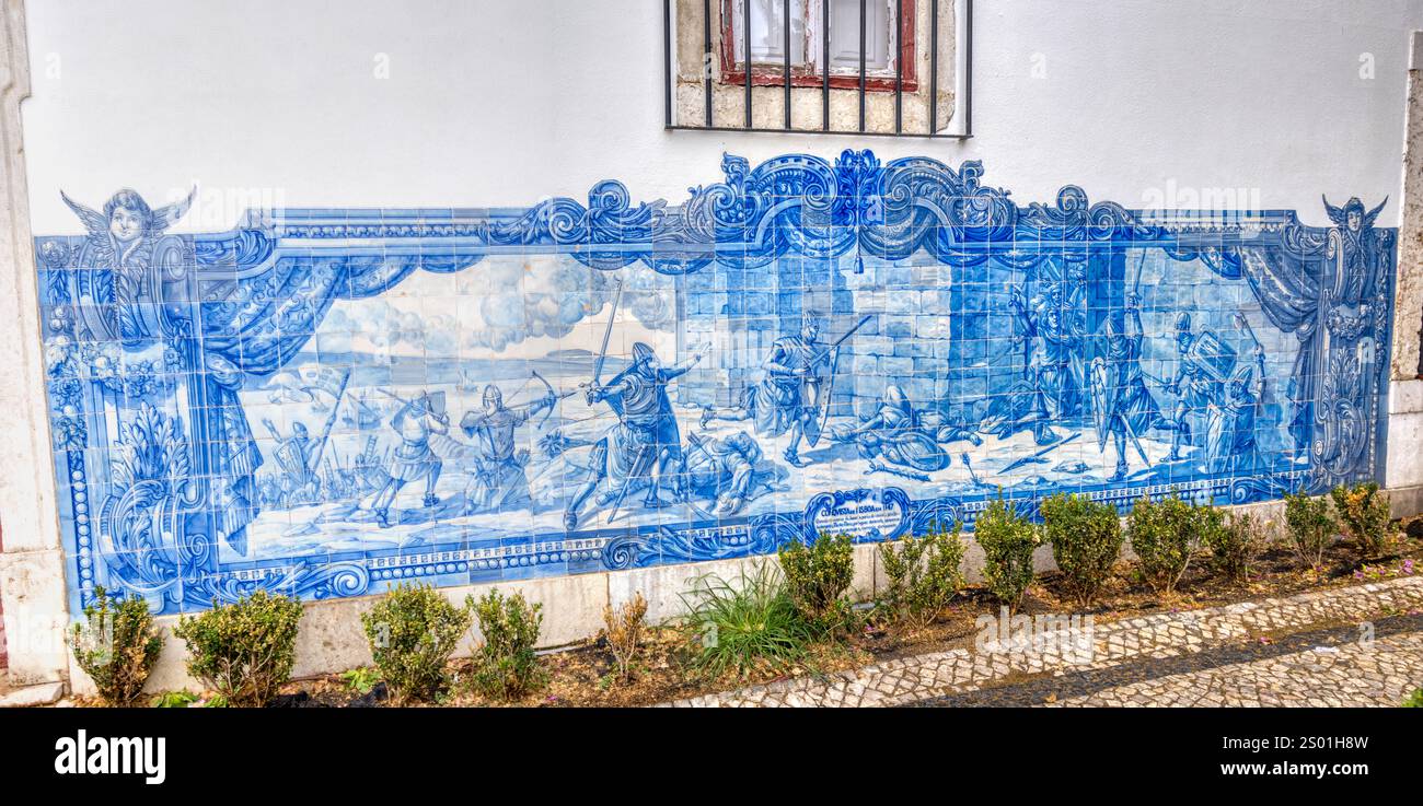 Lisbona, Portogallo - 4 settembre 2023: Scena artistica piastrellata sul lato di un edificio di Lisbona che raffigura la Reconquista di Lisbona nel 1147 Foto Stock