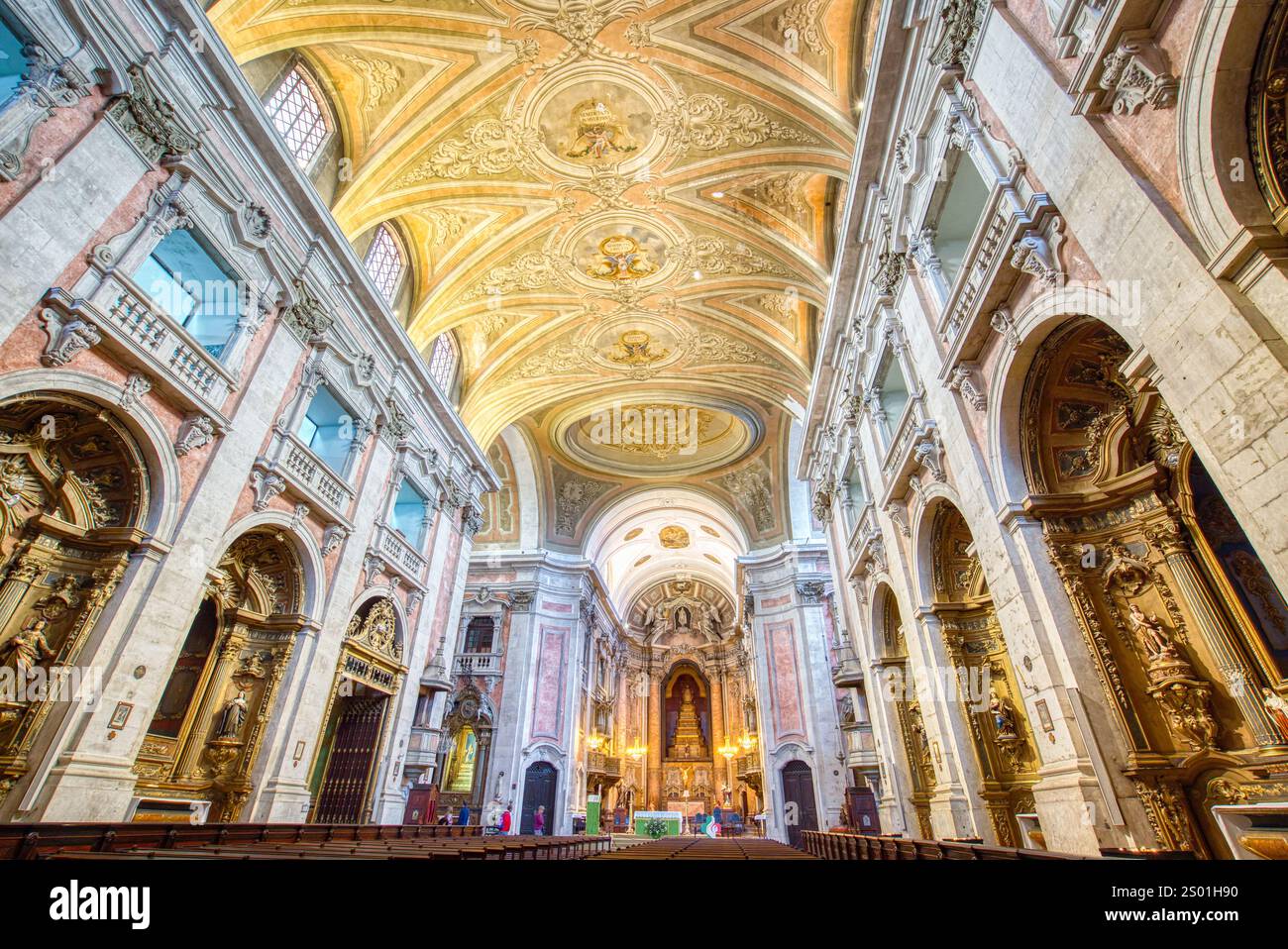 Interno della splendida e storica cattedrale di Lisbona, Portogallo Foto Stock