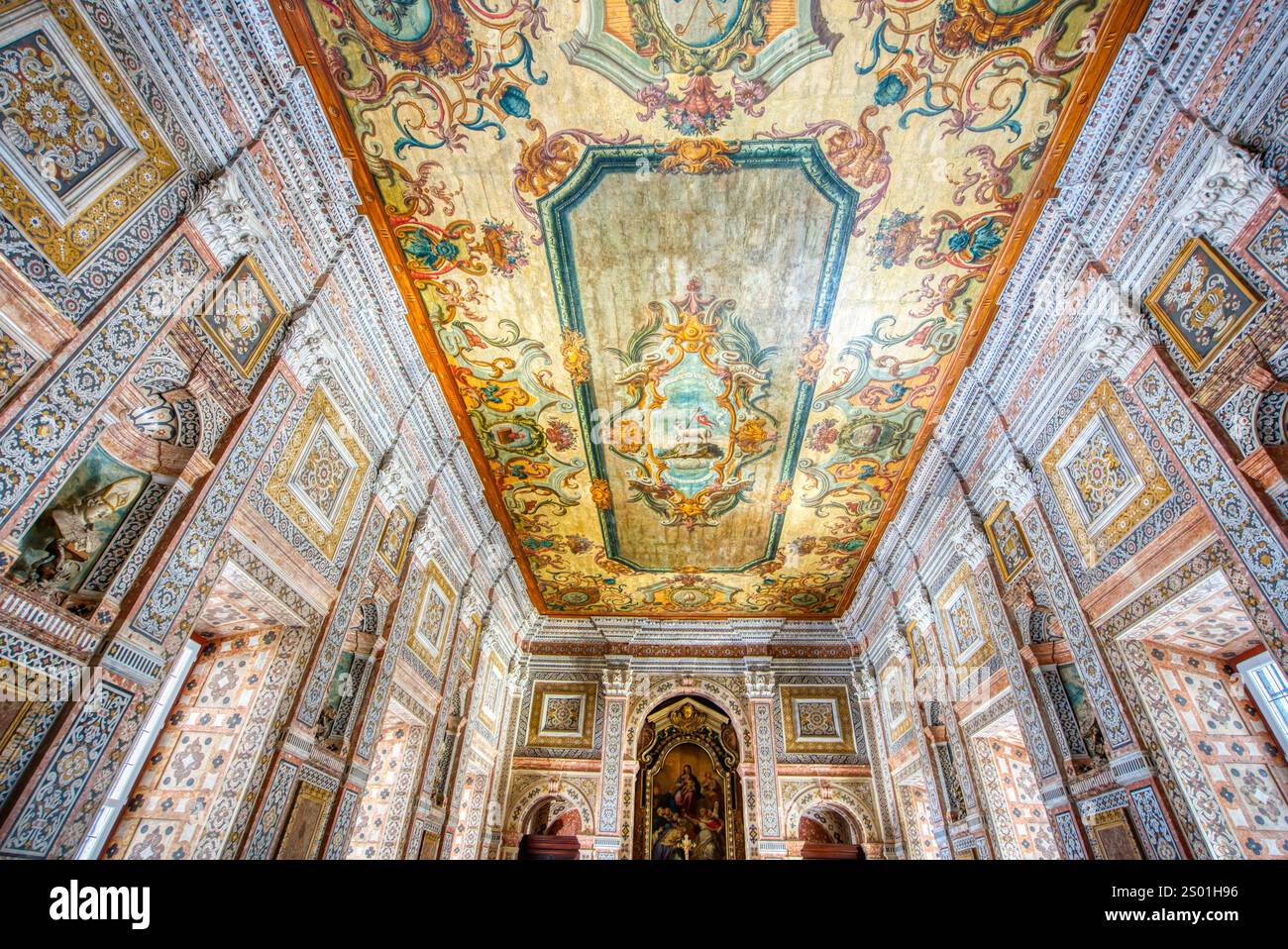 Splendido marmo intarsiato colorato del XVIII secolo e motivi floreali all'interno della sacrestia del Monastero di Sao vincente a Lisbona, Portogallo Foto Stock