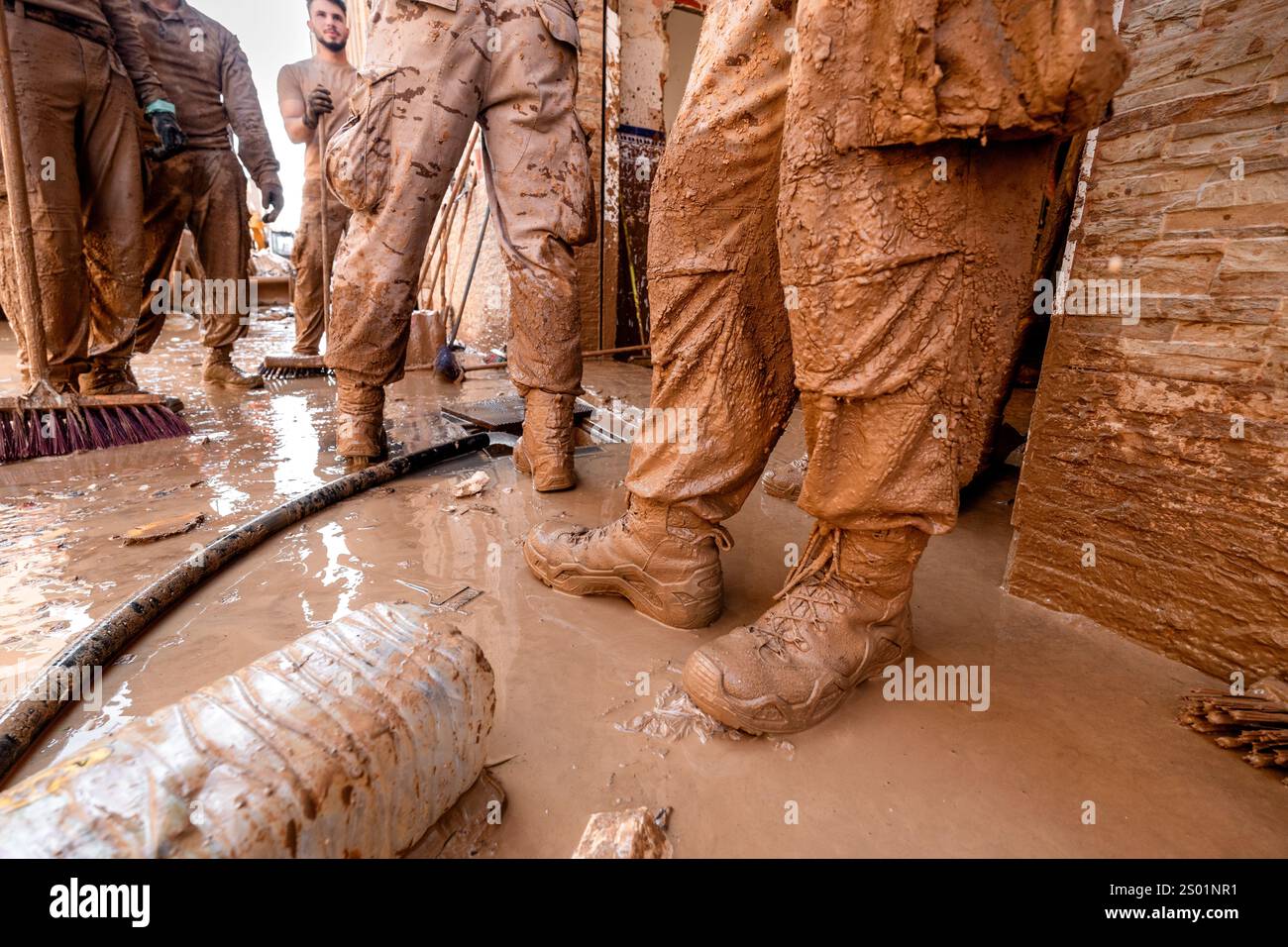 Effetti inondanti di DANA. Impatti alluvionali, Valencia, Spagna. Membri della Brigada de Infantería de Marina durante le operazioni di pulizia Foto Stock