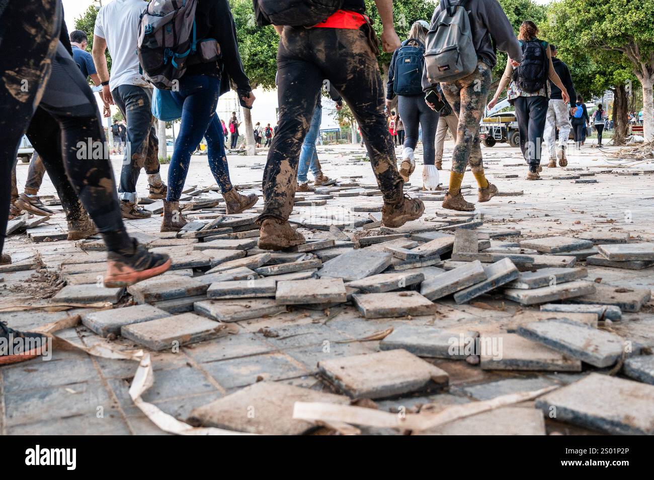 Effetti inondanti di DANA. Impatti alluvionali, Valencia, Spagna. Volontari gambe e vestiti ricoperti di fango Foto Stock