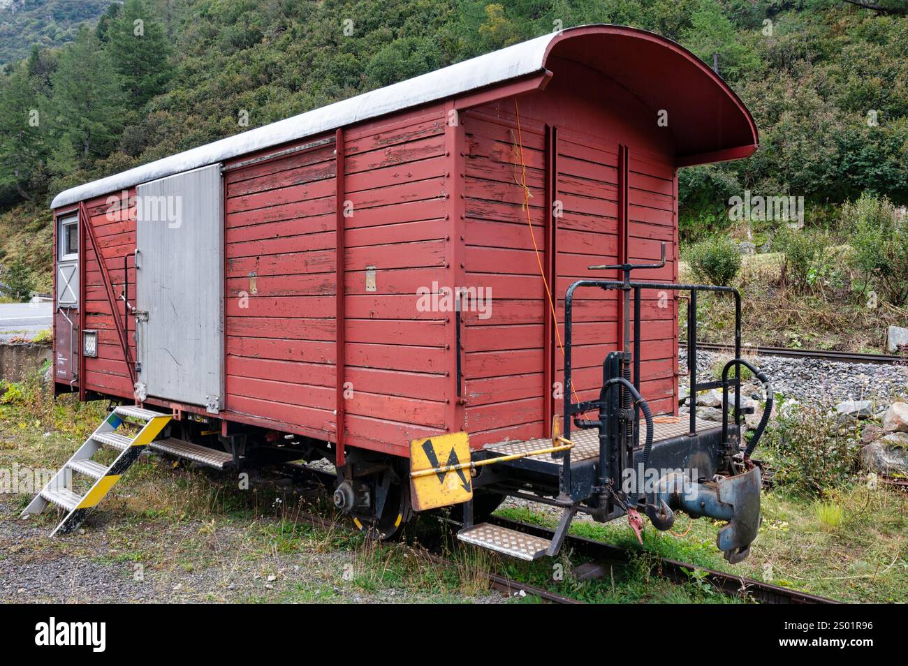 Vecchio boxcar di legno abbandonato nelle Alpi svizzere Foto Stock