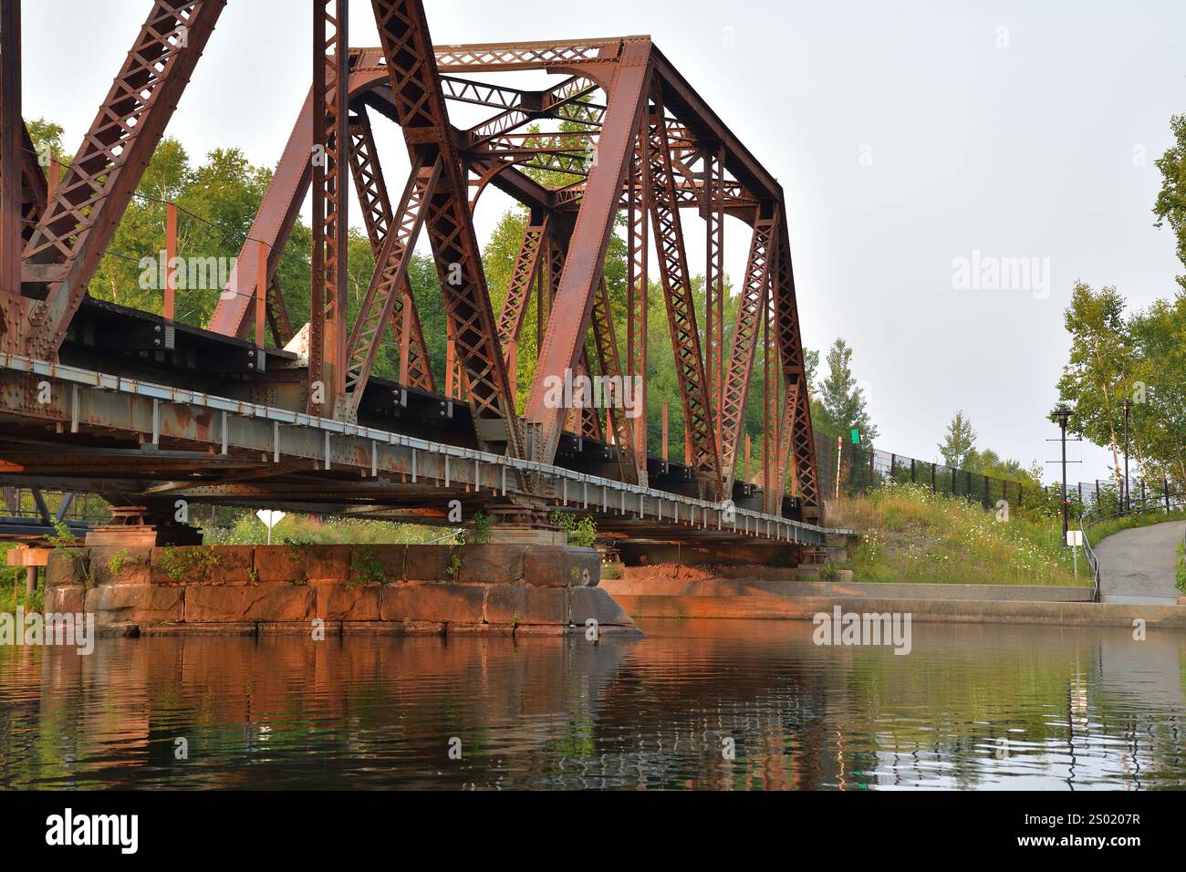 Ponte ferroviario sul lago Sherbrooke Nation. Ponte in acciaio per binari ferroviari. LAC des Nations. Foto Stock