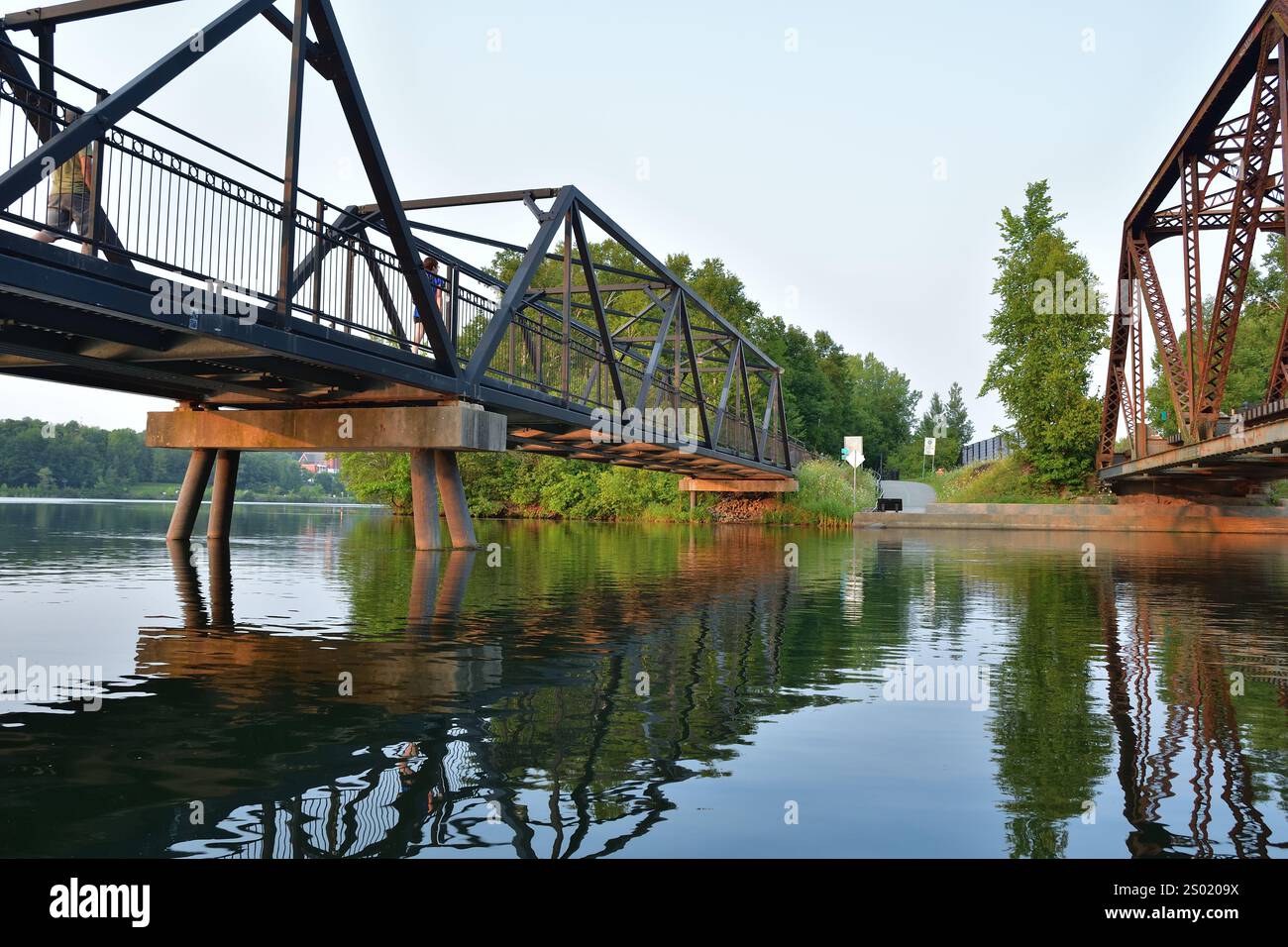 SHERBROOKE, QUEBEC, CANADA - 27 luglio 2024 - Ponte pedonale del lago Sherbrooke Nation. Passerella sul parco Nation Lake Jacques Cartier. LAC des Nations. Foto Stock