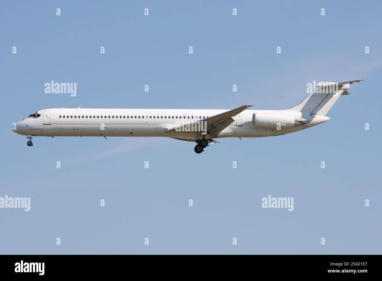 Arrivo di un aereo passeggeri bianco McDonnell Douglas MD-81 Foto Stock