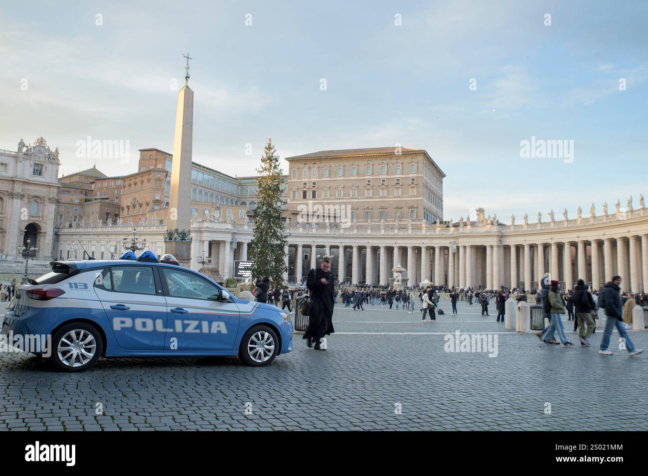 Città del Vaticano, Stato del Vaticano. 23 dicembre 2024. Una pattuglia della polizia controlla Piazza San Pietro il giorno prima dell'inizio del Giubileo nella città del Vaticano. Nel corso della riunione al Viminale del 17 dicembre 2024 del Comitato Nazionale per l'ordine pubblico e la sicurezza, presieduto dal Ministro dell'interno Matteo Piantedosi, si è deciso di schierare ogni giorno circa 700 agenti aggiuntivi, oltre agli operatori che già forniscono servizi giornalieri nella capitale, per rafforzare le attività di sorveglianza e controllo sul territorio, in particolare in Vaticano e in altri siti sensibili. (Credito IM Foto Stock
