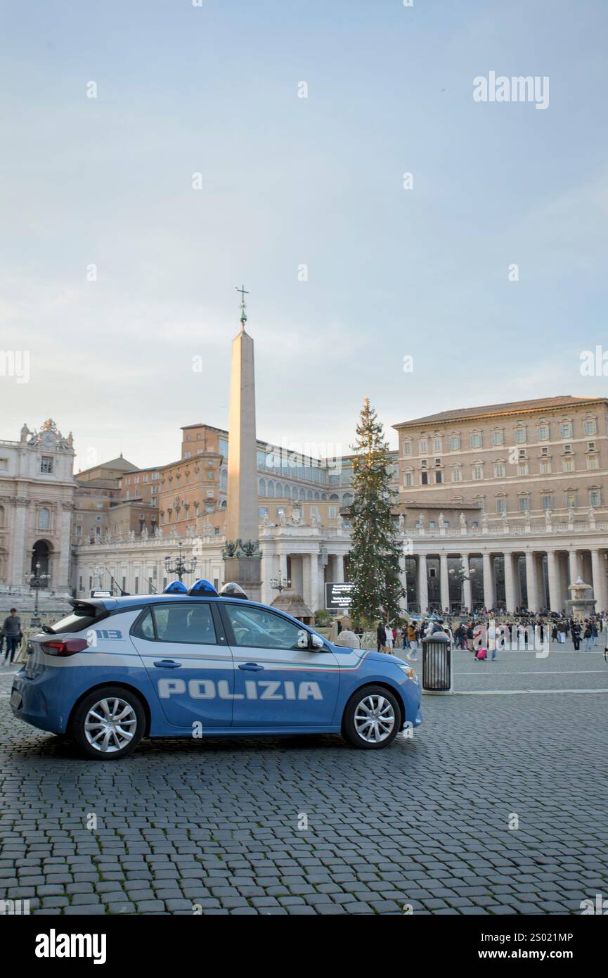 Città del Vaticano, Stato del Vaticano. 23 dicembre 2024. Una pattuglia della polizia controlla Piazza San Pietro il giorno prima dell'inizio del Giubileo nella città del Vaticano. Nel corso della riunione al Viminale del 17 dicembre 2024 del Comitato Nazionale per l'ordine pubblico e la sicurezza, presieduto dal Ministro dell'interno Matteo Piantedosi, si è deciso di schierare ogni giorno circa 700 agenti aggiuntivi, oltre agli operatori che già forniscono servizi giornalieri nella capitale, per rafforzare le attività di sorveglianza e controllo sul territorio, in particolare in Vaticano e in altri siti sensibili. (Credito IM Foto Stock