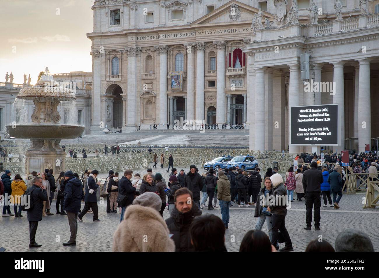 Città del Vaticano, Stato del Vaticano. 23 dicembre 2024. Due pattuglie della polizia sorvegliano Piazza San Pietro il giorno prima dell'inizio del Giubileo nella città del Vaticano. Nel corso della riunione al Viminale del 17 dicembre 2024 del Comitato Nazionale per l'ordine pubblico e la sicurezza, presieduto dal Ministro dell'interno Matteo Piantedosi, si è deciso di schierare ogni giorno circa 700 agenti aggiuntivi, oltre agli operatori che già forniscono servizi giornalieri nella capitale, per rafforzare le attività di sorveglianza e controllo sul territorio, in particolare in Vaticano e in altri siti sensibili. (Credito Foto Stock