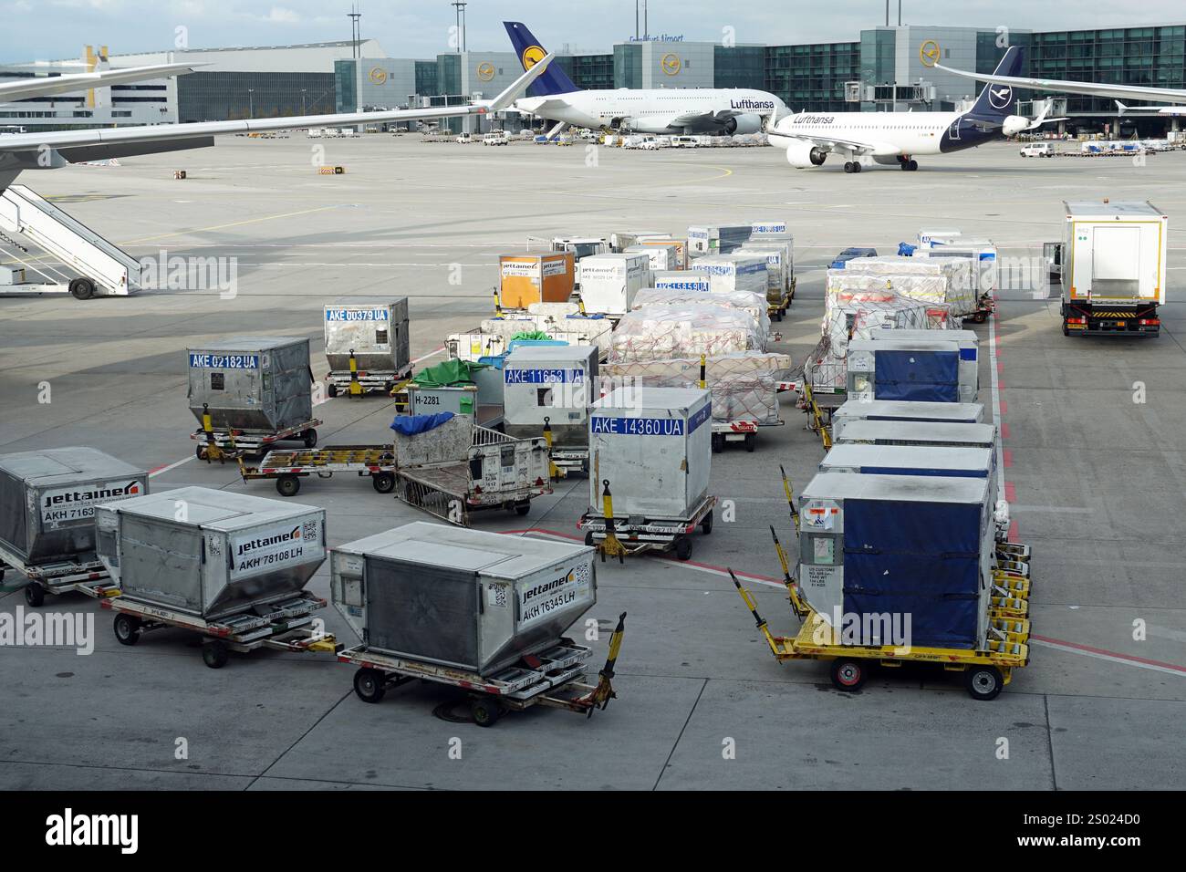 Container per trasporto aereo di merci sull'asfalto dell'aeroporto di Francoforte in Germania Foto Stock