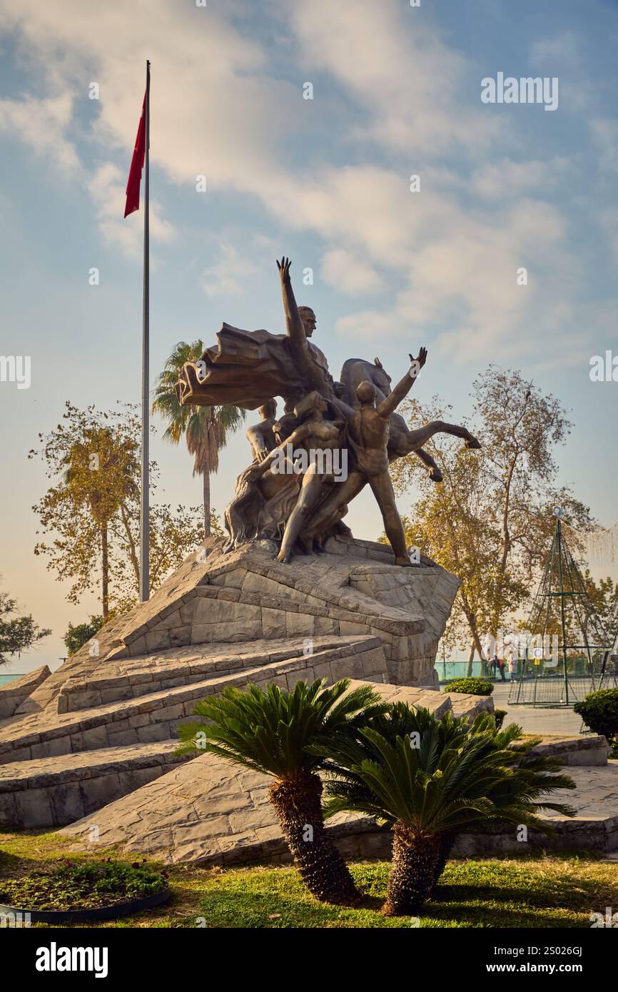 Antalya, Turchia - 20 dicembre 2024: Monumento di Mustafa Kemal Atatürk nella città di Antalya, Turchia Foto Stock