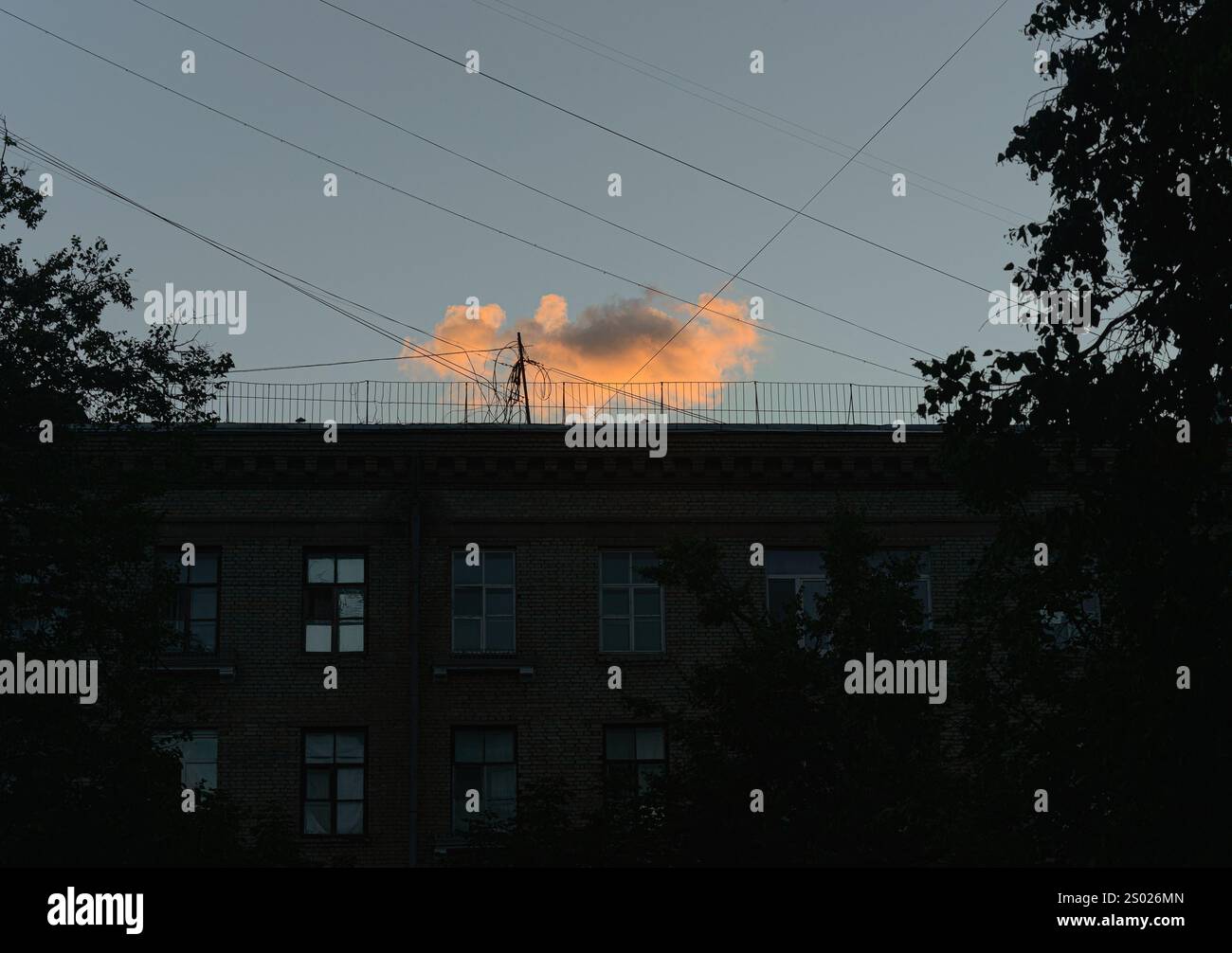 un'atmosfera solitaria e allegra su un vecchio edificio abitativo di sera Foto Stock