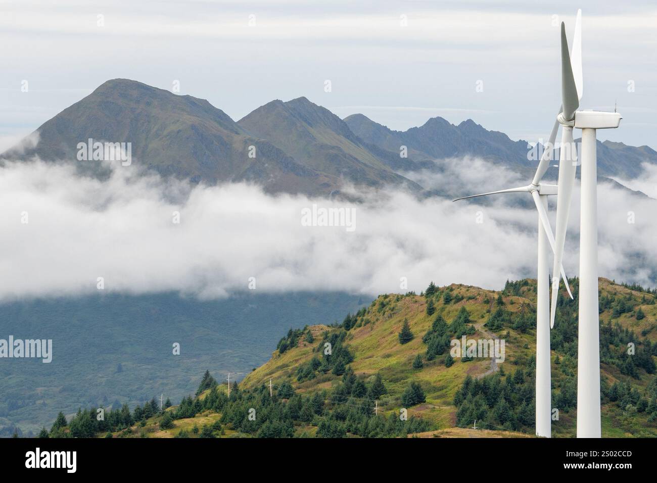 Le turbine eoliche si trovano in cima alla Pillar Mountain, sull'isola di Kodiak, Alaska, fornendo la potenza necessaria alla popolazione Foto Stock