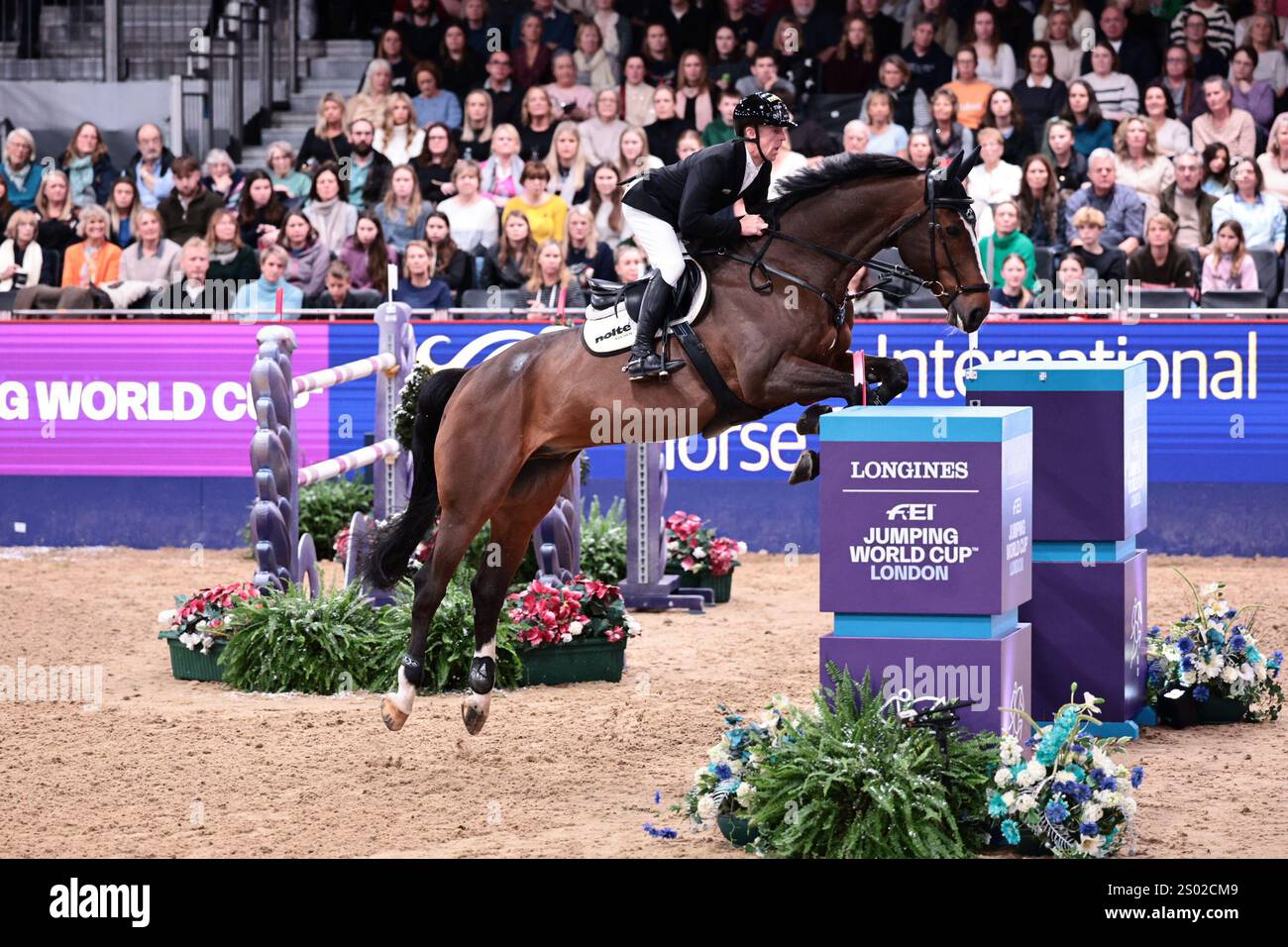 Marcus Ehning della Germania con Priam du Roset durante la Longines FEI Jumping World Cup presentata da Agria al London International Horse Show il 22 dicembre 2024, Londra, Regno Unito (foto di Maxime David - MXIMD Pictures) Foto Stock