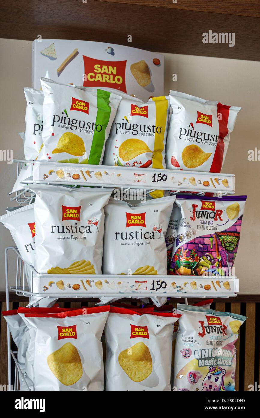 Livorno Italia, via grande, mostra di spuntini, patatine San Carlo, patatine aromatizzate al Piugusto, rustica salata, Junior senza glutine, anelli magici unicorno, confezione, co Foto Stock