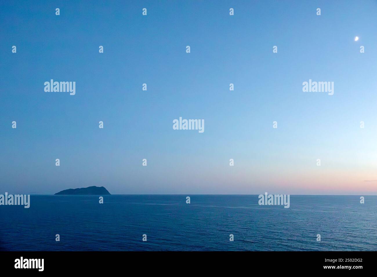 Livorno Italia,Mar Tirreno Mediterraneo,Isola di Gorgona,Parco Nazionale dell'Arcipelago Toscano,colonia penale,luna crescente,tramonto,tramonto,sera,orizzonte,isol Foto Stock