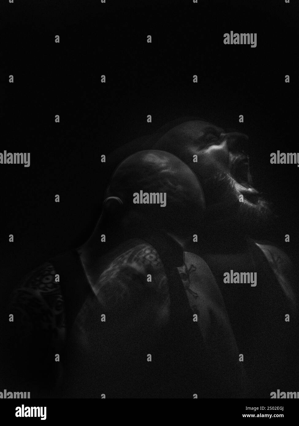 uomo in bianco e nero con doppia esposizione verticale Foto Stock