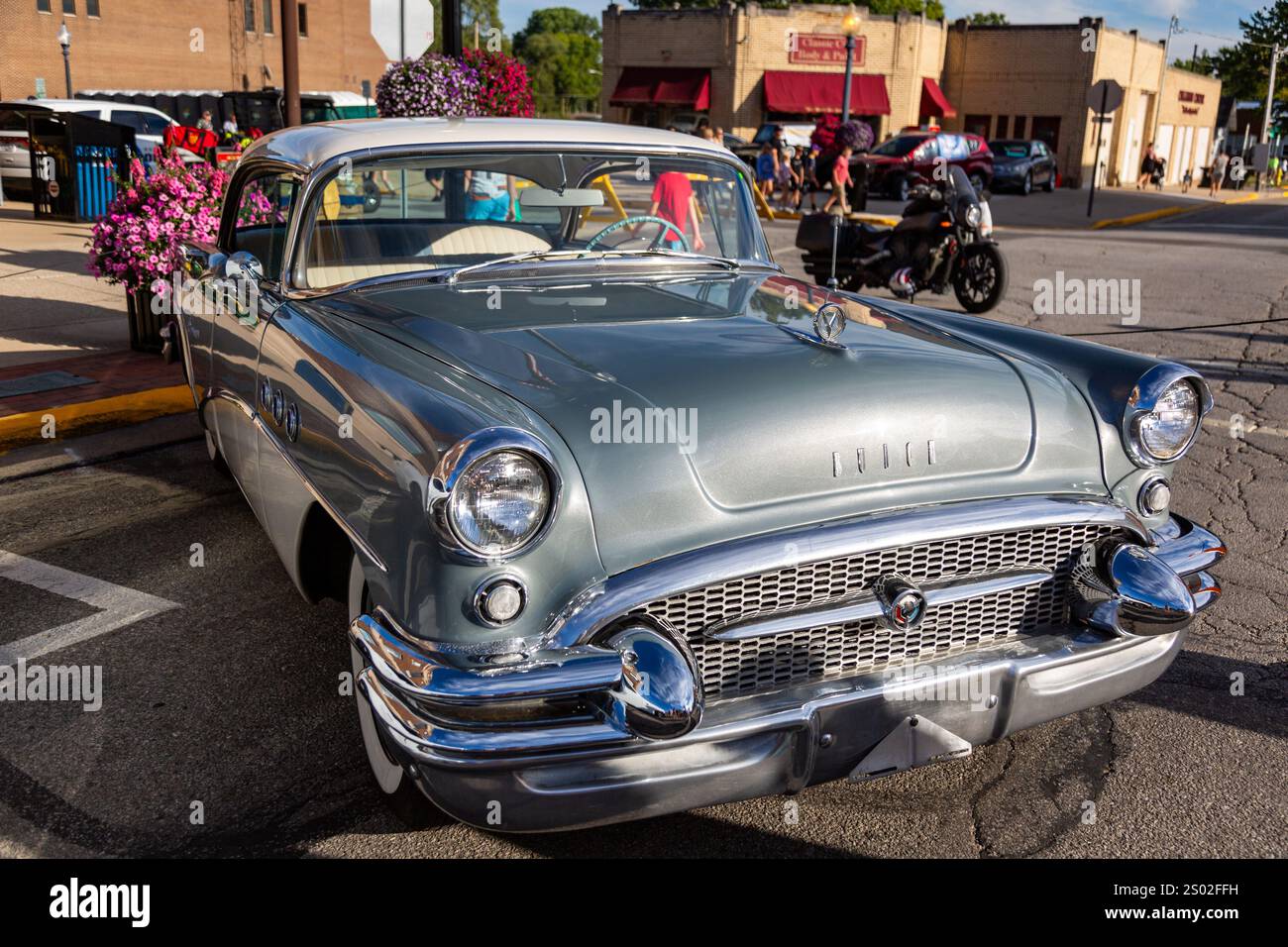 Una Buick Special Riviera berlina grigia e bianca del 1955 in mostra ad Auburn, Indiana, USA. Foto Stock