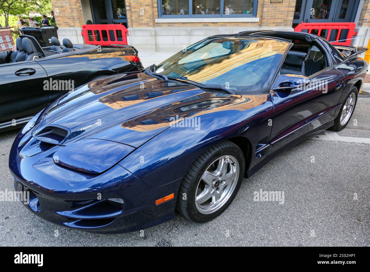 Una Pontiac Firebird Trans AM coupé blu scuro del 2000 in mostra al Fast and Fabulous Car Show di Auburn, Indiana, USA. Foto Stock
