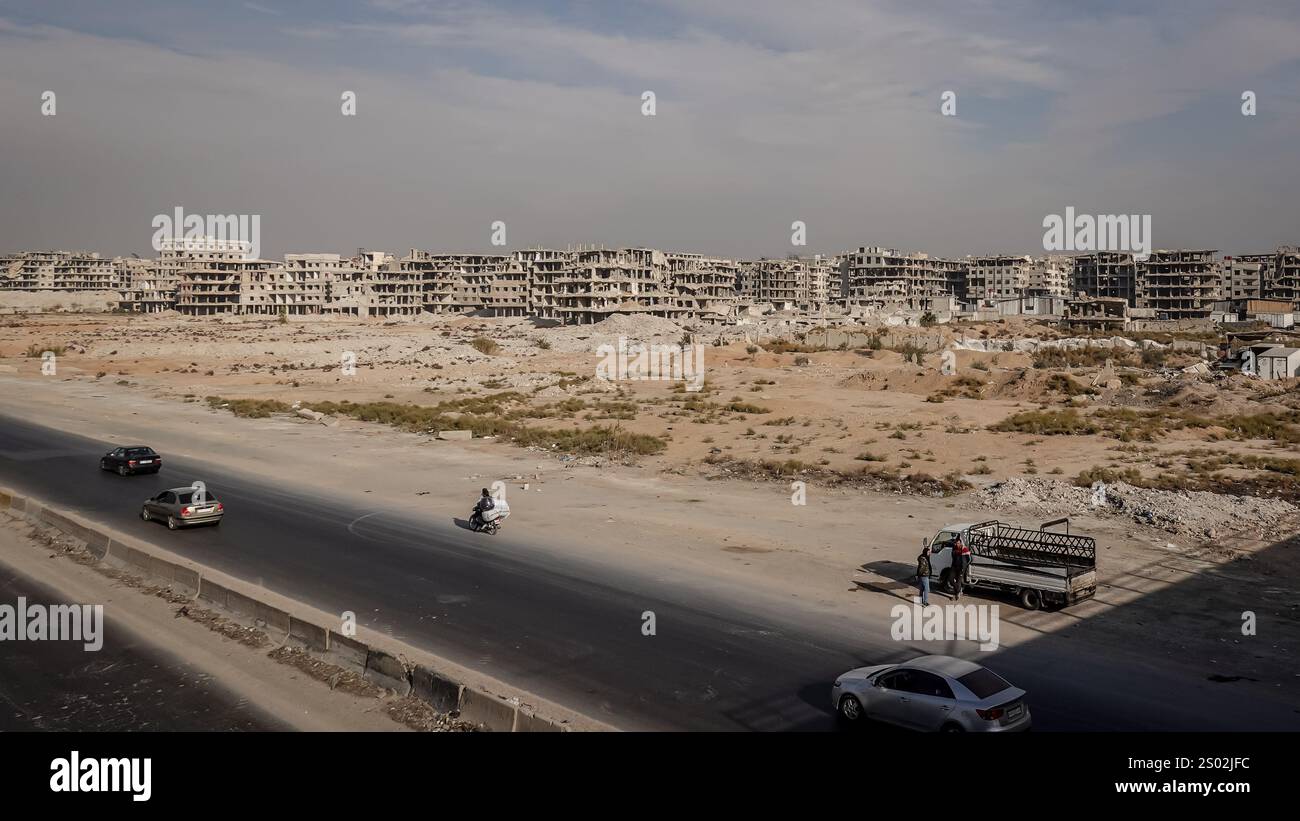Hama, Siria. 12 dicembre 2024. Una veduta della strada M5 e della Ghouta orientale, che fu sotto assedio per cinque anni dal 2013 al 2018 fino a quando il regime siriano riprese il controllo dell'area a seguito di una violenta offensiva. Un'offensiva ribelle d'urto portò alla caduta del regime di Bashar al-Assad l'8 dicembre 2024. Credito: SOPA Images Limited/Alamy Live News Foto Stock