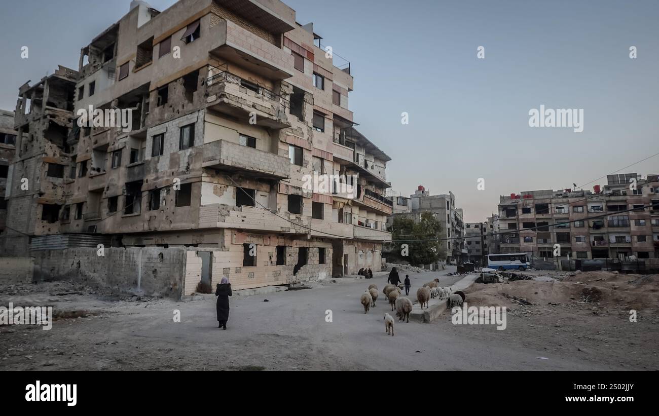Hama, Siria. 14 dicembre 2024. Un quartiere di Ghouta orientale che è ancora in gran parte distrutto a seguito di un assedio di cinque anni da parte delle forze armate del regime di Assad tra il 2013 e il 2018. Un'offensiva ribelle d'urto portò alla caduta del regime di Bashar al-Assad l'8 dicembre 2024. (Credit Image: © Sally Hayden/SOPA Images via ZUMA Press Wire) SOLO PER USO EDITORIALE! Non per USO commerciale! Foto Stock