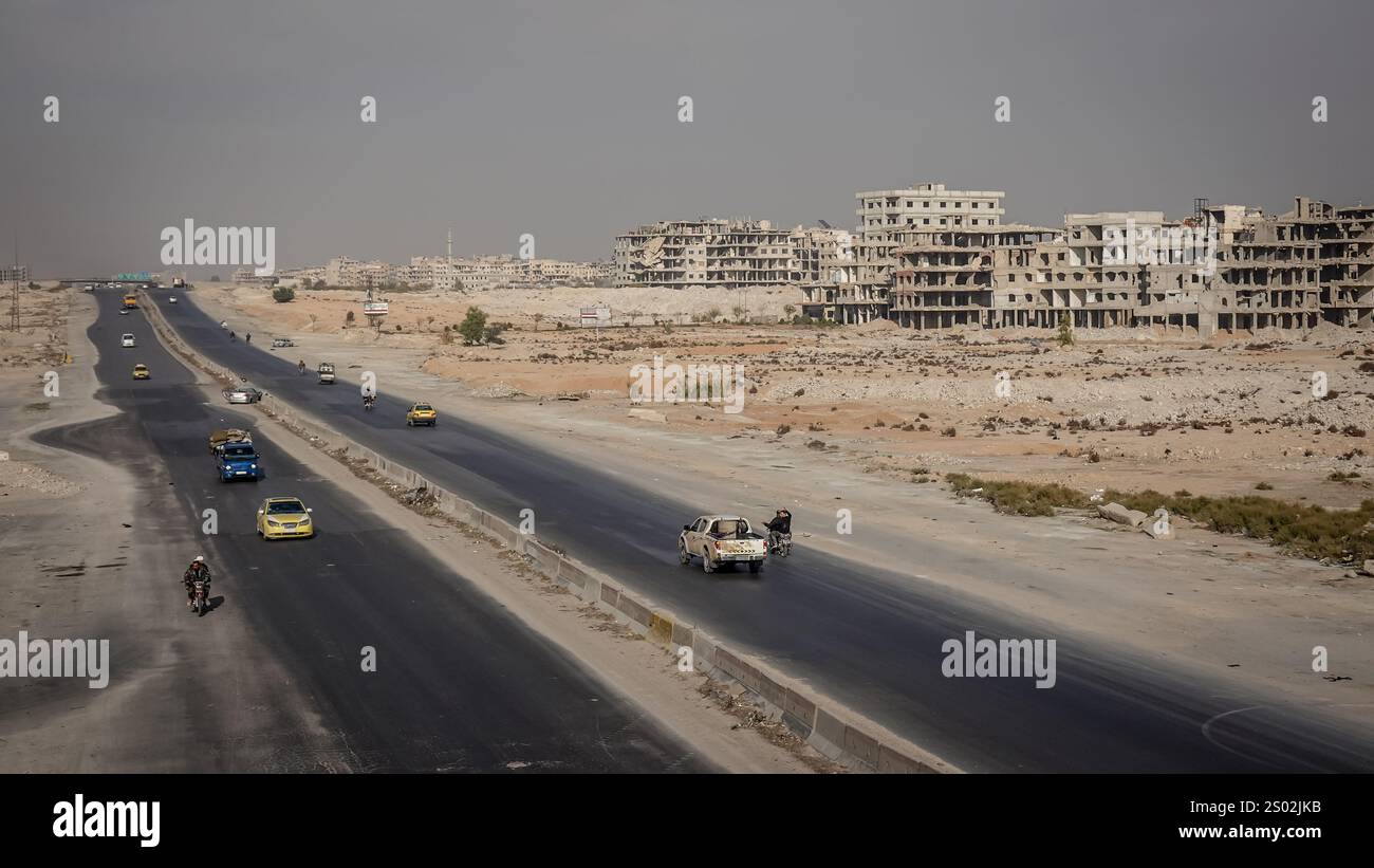 Hama, Siria. 12 dicembre 2024. Una veduta della strada M5 e della Ghouta orientale, che fu sotto assedio per cinque anni dal 2013 al 2018 fino a quando il regime siriano riprese il controllo dell'area a seguito di una violenta offensiva. Un'offensiva ribelle d'urto portò alla caduta del regime di Bashar al-Assad l'8 dicembre 2024. (Foto di Sally Hayden/SOPA Images/Sipa USA) credito: SIPA USA/Alamy Live News Foto Stock