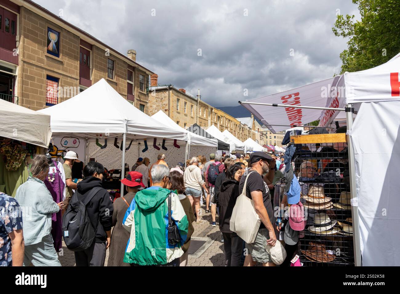 Hobart Tasmania, i mercati di Salamca Place, gli amanti dello shopping camminano attraverso i numerosi stallholder di questo popolare mercato della Tasmania, Australia,2024 Foto Stock