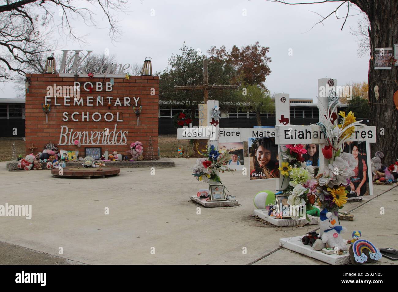Uvalde, Stati Uniti. 23 dicembre 2024. Il cartello della Robb Elementary School Bienvenidos (benvenuto) alla Robb Elementary di Uvalde, Texas, USA, il 23 dicembre 2024. Nel maggio dell'anno 2022 un adolescente ha ucciso 19 studenti e due insegnanti alla Robb Elementary School. (Foto di Carlos Kosienski/Sipa) credito: SIPA USA/Alamy Live News Foto Stock