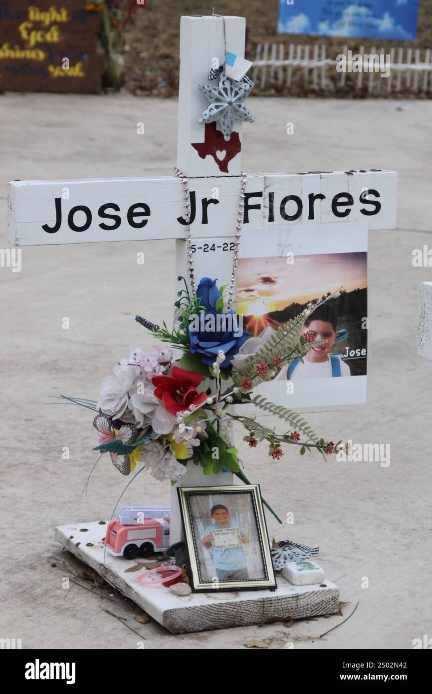 Uvalde, Stati Uniti. 23 dicembre 2024. Un incrocio per Jose Jr. Flores al Robb Elementary School Shooting Memorial a Uvalde, Texas, USA, il 23 dicembre 2024. Nel maggio dell'anno 2022 un adolescente ha ucciso 19 studenti e due insegnanti alla Robb Elementary School. (Foto di Carlos Kosienski/Sipa) credito: SIPA USA/Alamy Live News Foto Stock