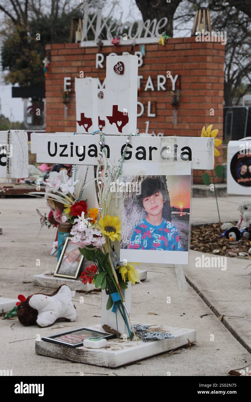 Uvalde, Stati Uniti. 23 dicembre 2024. Una croce per Uziyah Garcia al Robb Elementary School shooting Memorial a Uvalde, Texas, USA, il 23 dicembre 2024. Nel maggio dell'anno 2022 un adolescente ha ucciso 19 studenti e due insegnanti alla Robb Elementary School. (Foto di Carlos Kosienski/Sipa) credito: SIPA USA/Alamy Live News Foto Stock